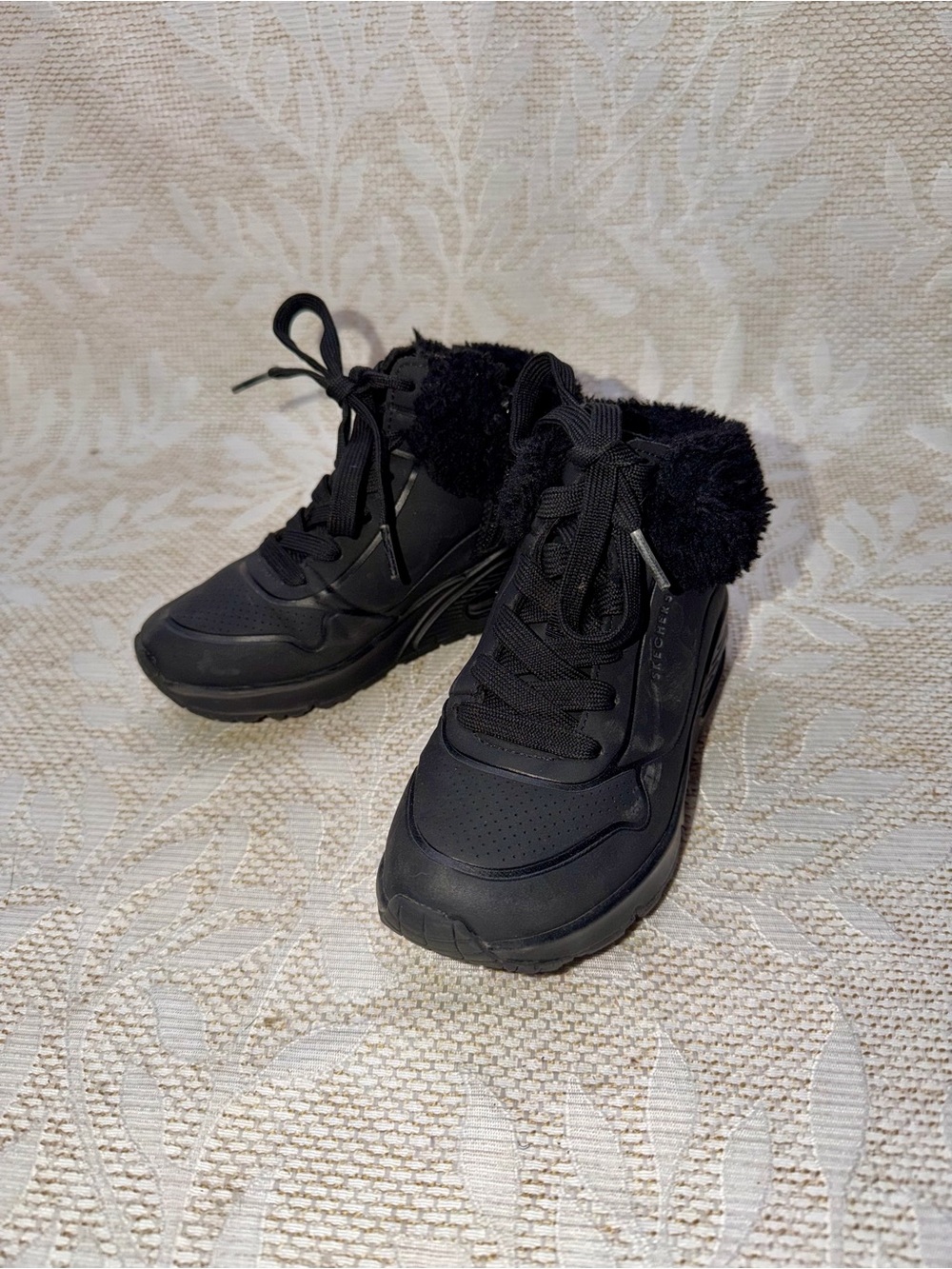 Sketchers Uno Rugged Girls 11 Black Fur-Trim Lace-Up Sneakers